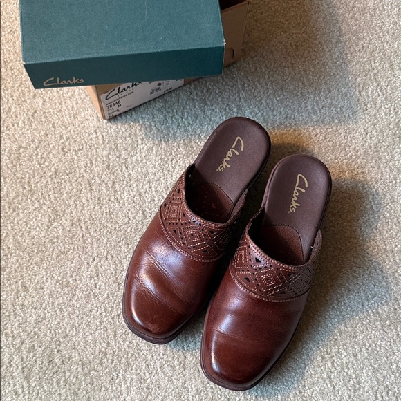 Clarks Women’s Dark Brown Leather Loafers - Picture 3 of 7